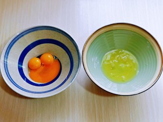 2、蒸蔓越莓蛋糕～电饭煲版,蛋黄与蛋白分离，分别在无油无水的容器中。