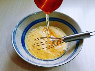 4、蒸蔓越莓蛋糕～电饭煲版,加入玉米油，使油与蛋液完全融合再一起。