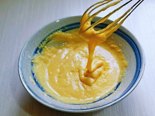 6、蒸蔓越莓蛋糕～电饭煲版,拌的时候呈Z字形状来回搅动，不要转圈搅拌，以免起筋。