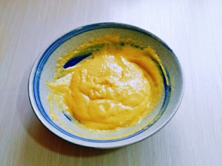 7、蒸蔓越莓蛋糕～电饭煲版,这样蛋黄糊就做好了，放旁边备用。