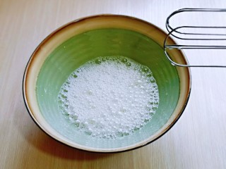 8、蒸蔓越莓蛋糕～电饭煲版,蛋白打发，往蛋白里滴入柠檬汁或白醋，启动电动打蛋器将蛋白低速打发至呈现鱼眼泡。