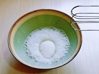 9、蒸蔓越莓蛋糕～电饭煲版,一次性加入白砂糖，继续低速打发。