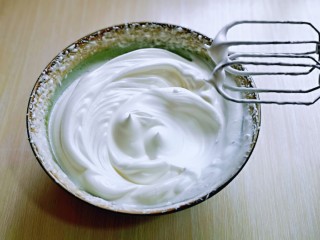 10、蒸蔓越莓蛋糕～电饭煲版,打发至蛋白出现细腻的纹路，感觉有些阻力时，就可以停止打发，以免消泡，提起打蛋器有微微的弯勾即可！