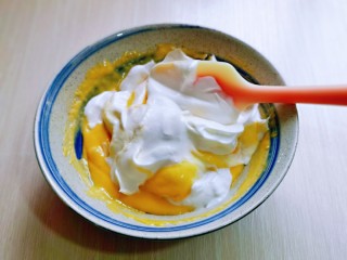 11、蒸蔓越莓蛋糕～电饭煲版,取三分之一的蛋白霜加入蛋黄糊中，翻拌手法至看不到蛋白霜。