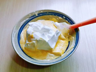 12、蒸蔓越莓蛋糕～电饭煲版,再取三分之一的蛋白霜加入蛋黄糊中，继续上面的手法，翻拌直看不到蛋白霜。