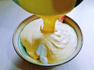 13、蒸蔓越莓蛋糕～电饭煲版,最后将蛋黄糊倒入蛋白霜的容器中，继续翻拌手法，直至看不到蛋白霜即可。