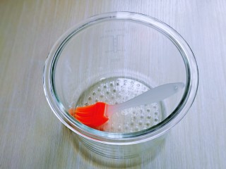 14、蒸蔓越莓蛋糕～电饭煲版,将电饭煲内胆“底部”刷上薄薄一层玉米油。