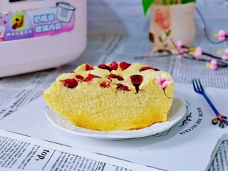 19、蒸蔓越莓蛋糕～电饭煲版,切了一半留下来拍照，另一半宝贝还要吃呀！蒸出来的蛋糕健康又好吃。