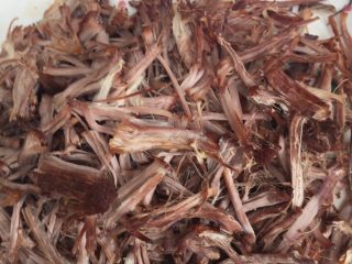 6、麻辣牛肉丝，煲剧小零嘴,程序结束，牛肉，取出，沥干水分，撕成细丝；