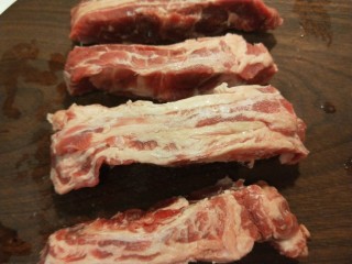 2、香河牛肉饼,肥牛肉解冻。