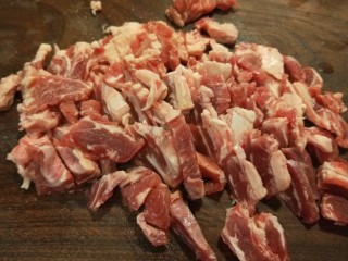 3、香河牛肉饼,先切成小块。