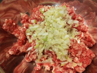 5、香河牛肉饼,加葱姜末。