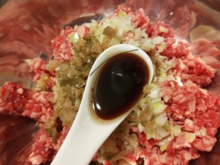 9、香河牛肉饼,加入耗油。