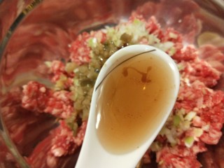 10、香河牛肉饼,加入料酒。