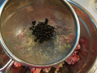 12、香河牛肉饼,在用漏勺过去花椒粒。