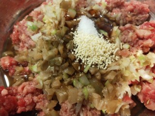 13、香河牛肉饼,加入盐,鸡精。十三香。