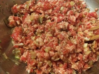 14、香河牛肉饼,搅拌均匀即可。