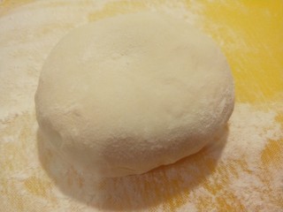 15、香河牛肉饼,面团合好醒放一小时候揉均匀。