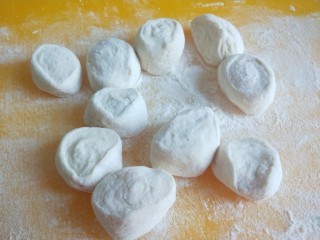 16、香河牛肉饼,做大于饺子两倍的剂子。