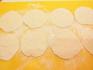 17、香河牛肉饼,擀成皮。