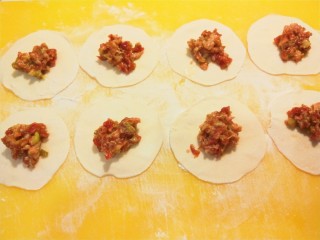 18、香河牛肉饼,在加入牛肉馅。