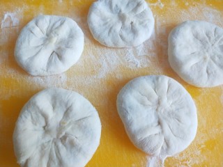 20、香河牛肉饼,压扁擀圆。