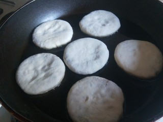 22、香河牛肉饼,平底锅烧热倒入花生油,放入馅饼煎制。