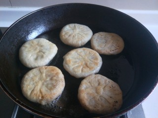 23、香河牛肉饼,煎制上色翻面。