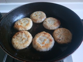 24、香河牛肉饼,两面煎制金黄即可。