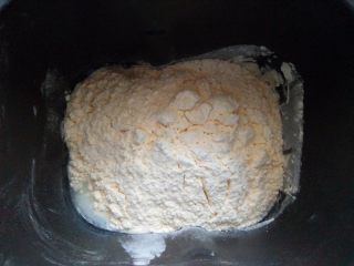 1、酸奶软欧,除酵母、5克水和果肉外所有材料（包括黄油）放入面包桶；