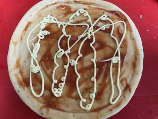 7、培根时蔬披萨,披萨皮上面涂上番茄酱和沙拉酱。