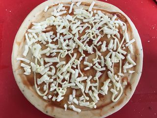 8、培根时蔬披萨,撒上一半马苏里拉芝士。