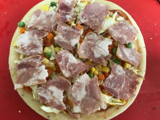 9、培根时蔬披萨,铺上所有的蔬菜粒,最上面铺上培根块儿。