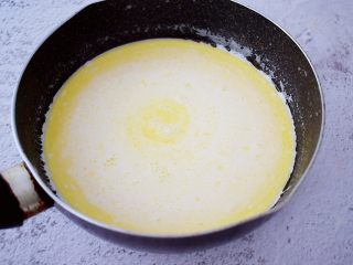 2、可露丽,牛奶、黄油、香草精、朗姆酒放入锅中，小火煮至微沸关火备用