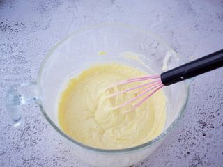 4、可露丽,再筛入低筋面粉拌匀，面粉分两次筛入，每次筛入都要拌匀再筛入下一次