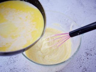 5、可露丽,先倒入一半的牛奶液拌匀，再把剩下的牛奶液倒入拌匀