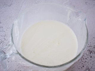 6、可露丽,盖上保鲜膜放入冰箱冷藏24小时以上