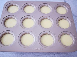 8、可露丽,将面糊倒入模具中，八分满