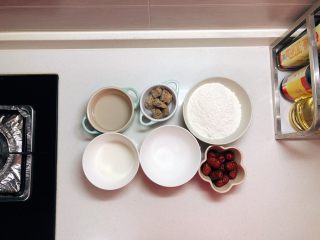 1、黑糖软糕,准备好所有材料