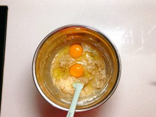 6、黑糖软糕,加入两个鸡蛋