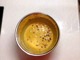 7、黑糖软糕,加入红枣碎