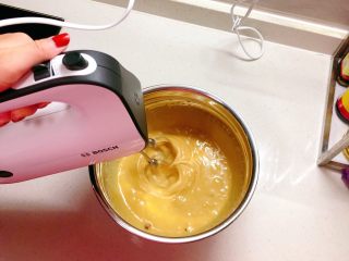 8、黑糖软糕,用打蛋器打发均匀