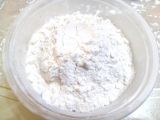 1、汉堡胚,备好高筋面粉