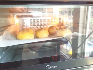 16、汉堡胚,入烤箱，烤20分钟