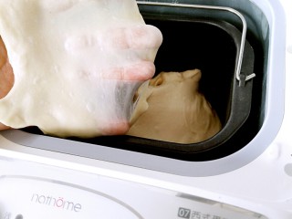 6、中种吐司,揉面结束后能拉出韧性薄膜。