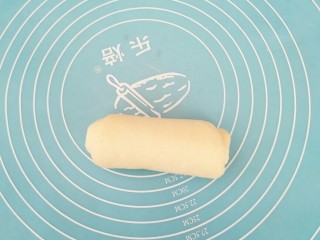9、中种吐司,卷起来尽量卷的紧致一点，以此类推做好其余两个。