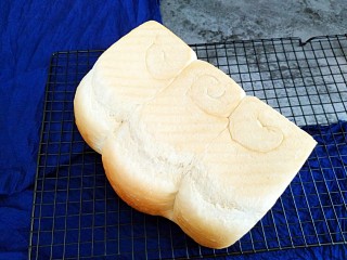 14、中种吐司,出炉后倒出放凉！