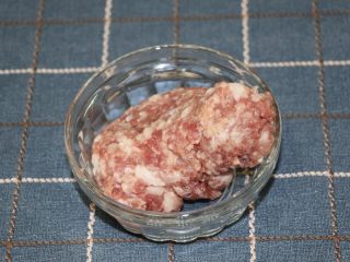 1、爱心蛋汉堡,肉剁成肉末