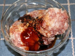 2、爱心蛋汉堡,分别加入酱油、蚝油、料酒、老抽