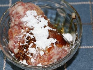 3、爱心蛋汉堡,加入玉米淀粉、砂糖